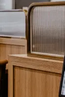 리드유리와 오크 프레임의 정교한 파티션 디테일